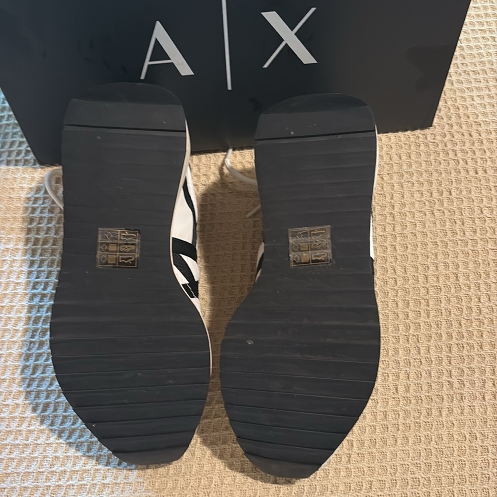 Unisex Armani Exchange Classic Sneakers - Men’s size 6 / Women’s size 8.5 - Picture 3 of 6